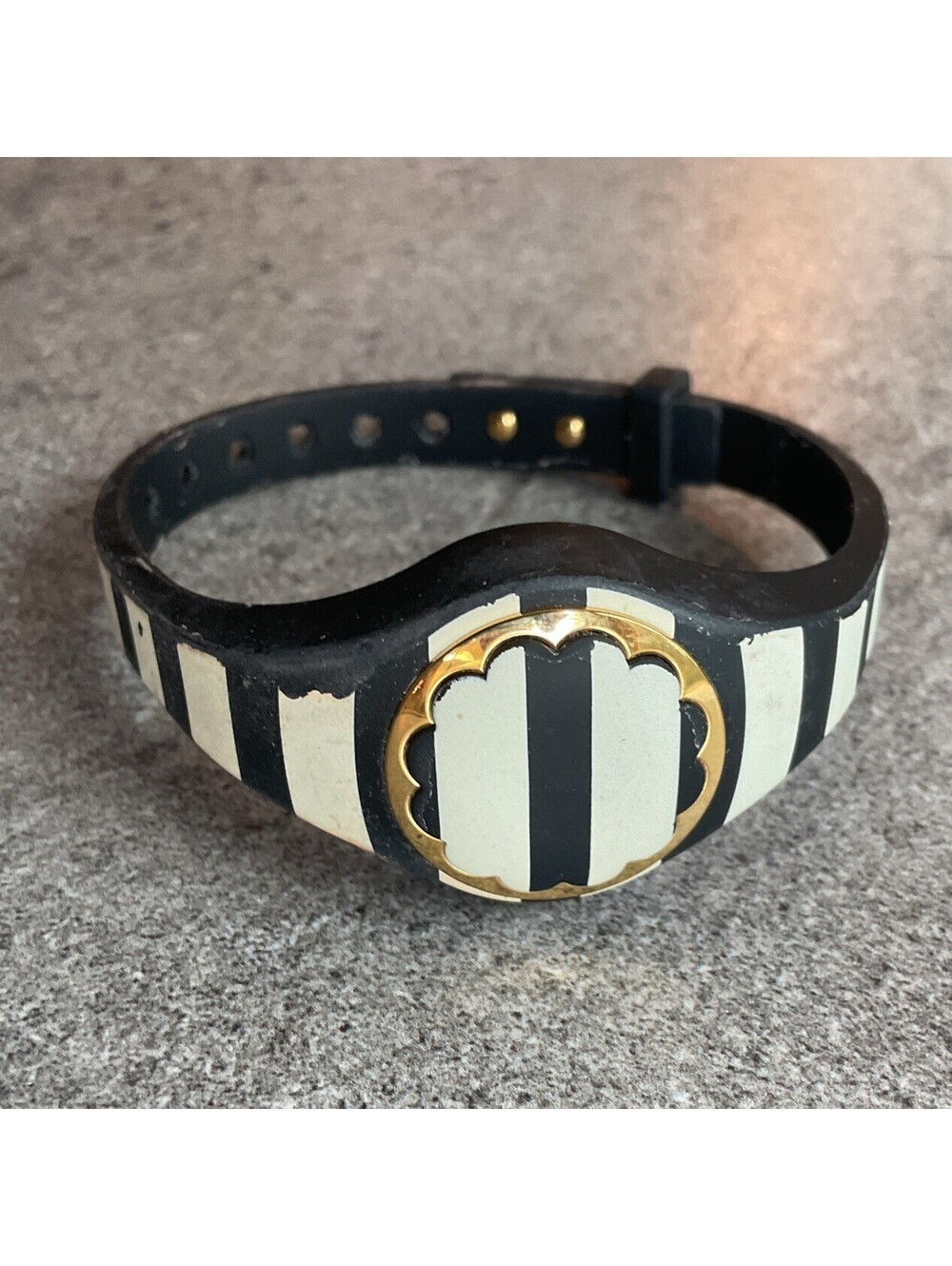 Kate Spade New York Genuine stripe scallop activity tracker White/Black/Gold A18